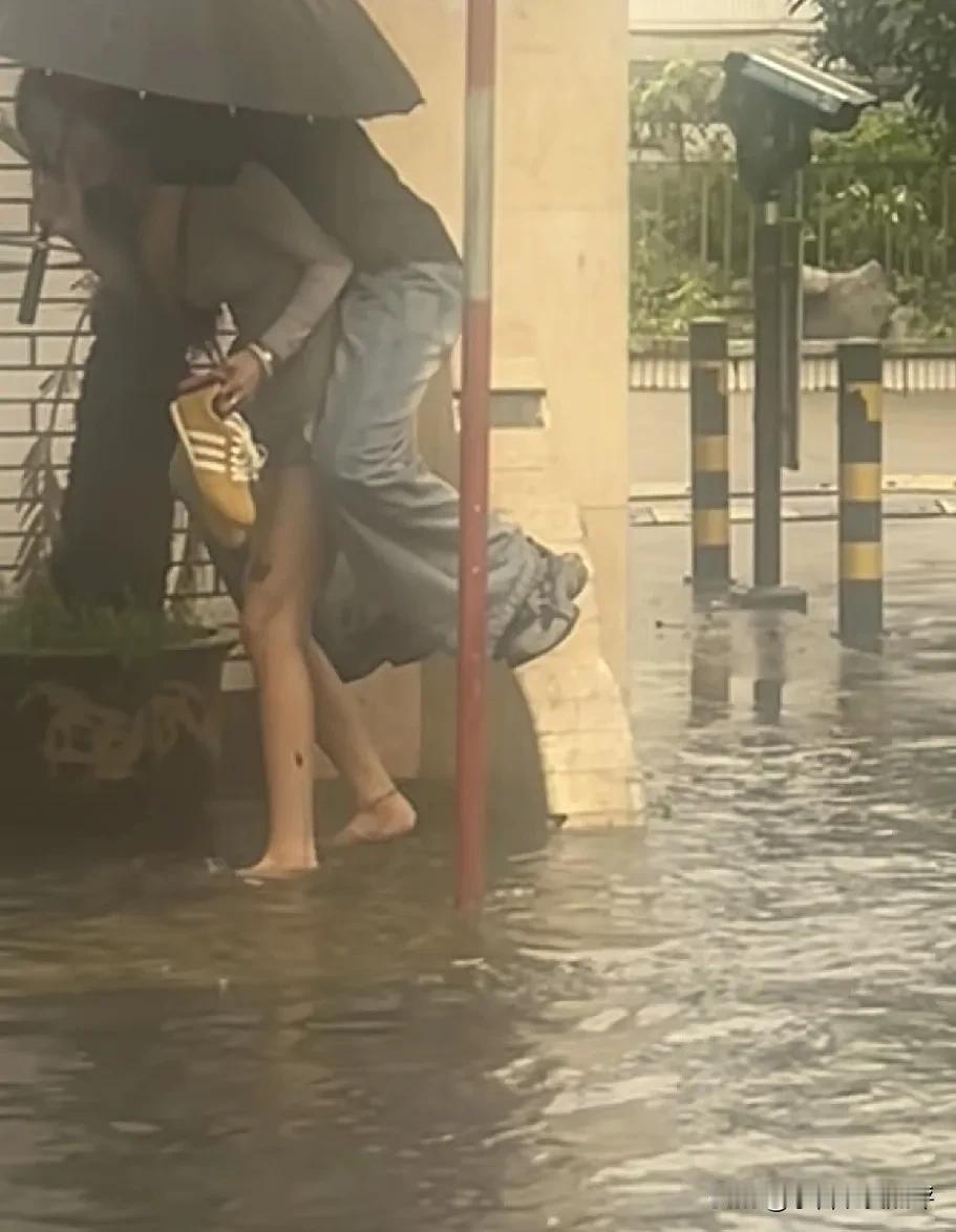 平常下雨天的时候，我们都会看到很多男生背着自己的女朋友过浸满水的路面。

很多人