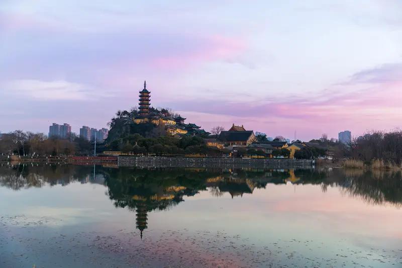 今年最想去镇江走走。随着天冷，找个周末或小长假出门放松太有必要，能缓解压力、见识