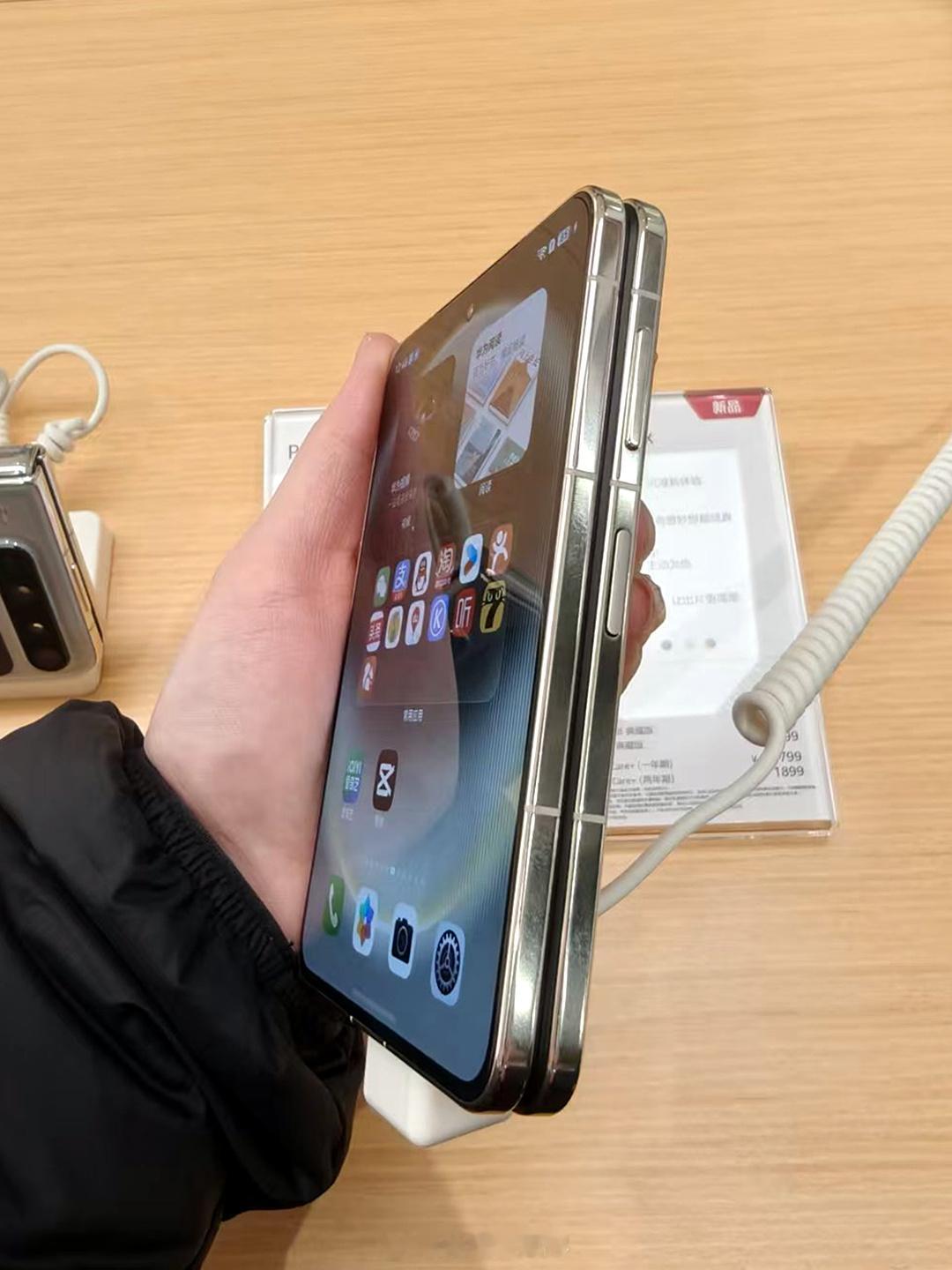 iPhone华为同时降价 之前不是有人说“国产手机都涨价，就果子降价吗”？这不，