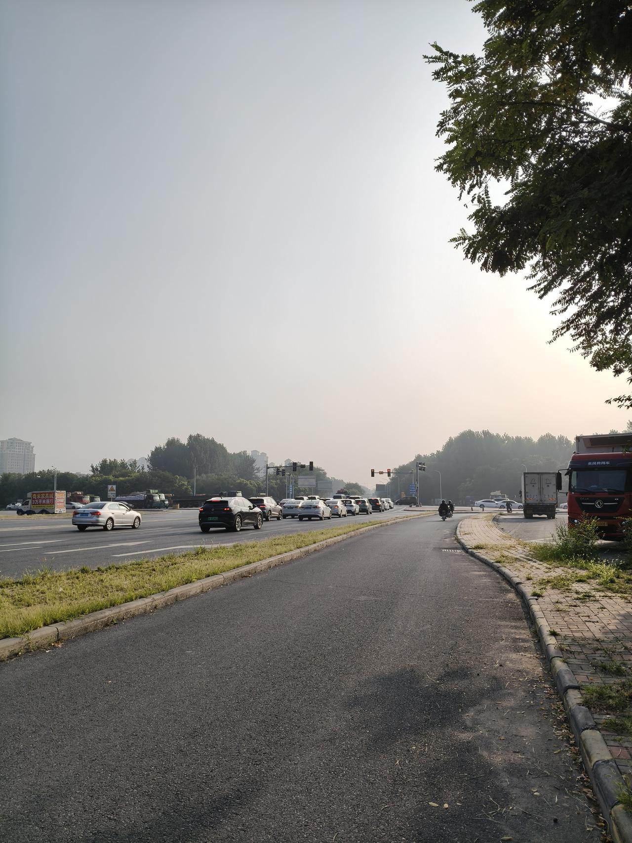 不过从目前的天气情况来看又好像下不了雨，目前晴空万里，万里无云，不过天气预报还是