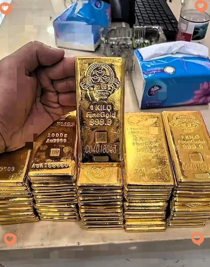 看了今天的金价，
气得我血压直接飙升了，
7月11日，国际金价已经跌到了
900