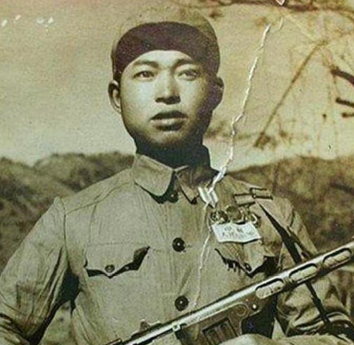 1963年深冬的河北乡下，雪下得正紧。

翟文清裹紧棉衣往村里走，忽然听见一阵马