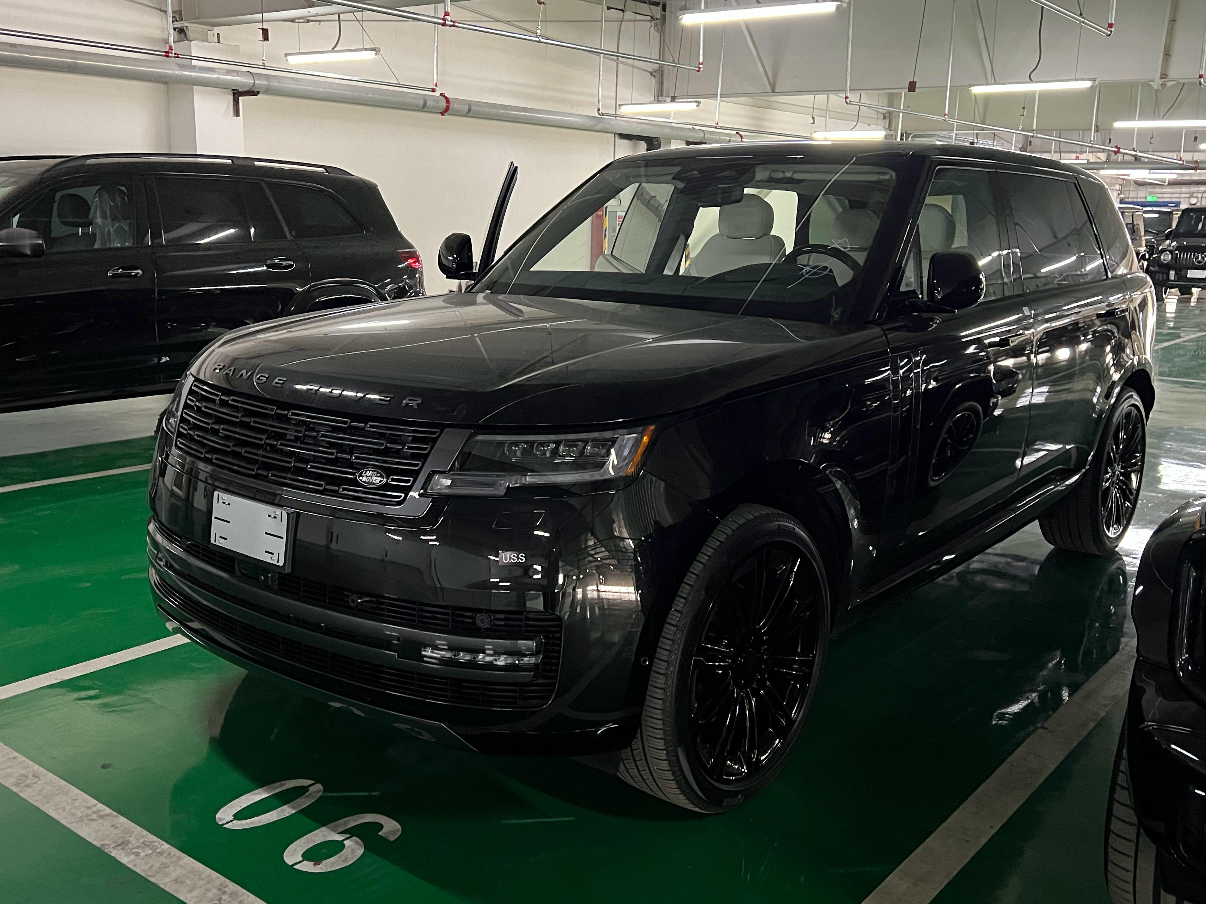 给大哥验台车，加拿大版的加长版揽胜行政23寸轮毂，带黑化套件是够酷的，落地165