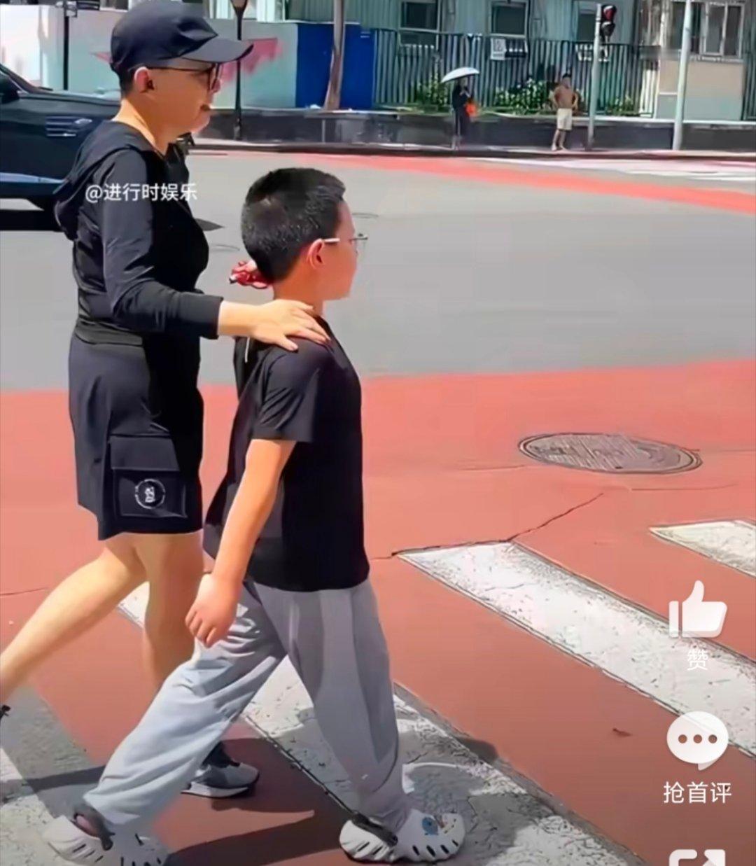 宋丹丹孙子都这么大了这都要上小学了吧，感觉真好啊！岁月不饶人啊，我也没有绕过岁月