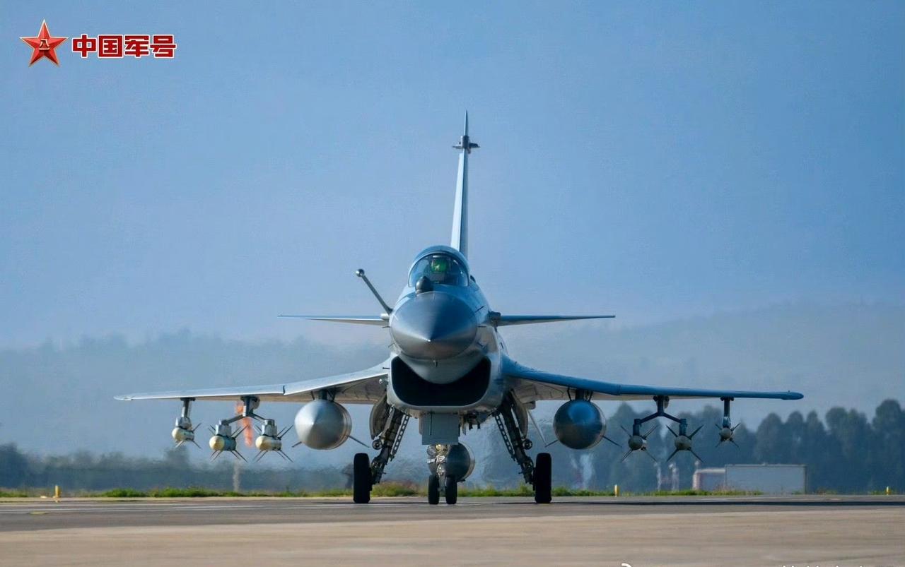 我军自用歼-10C少见的使用复合挂架画面（图一），以前我军的歼10大部分都是2中