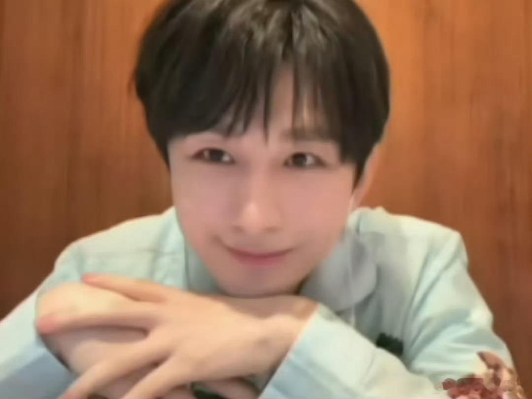 成毅就这么直冲冲的怼着镜头找到成毅是小猫的证据了 真的是小猫🐱啊，眼睛👁睁得