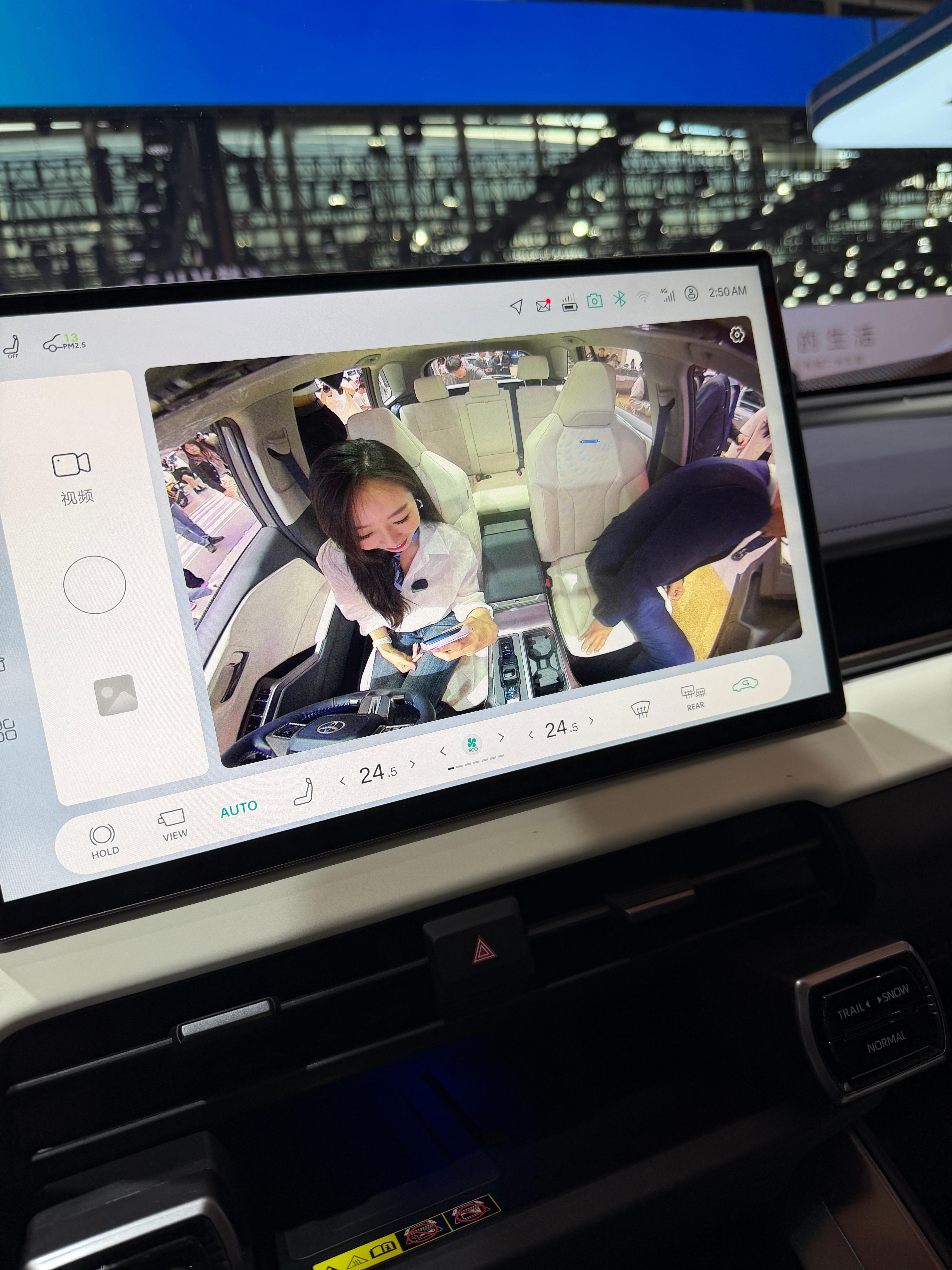 Wow！！今天来2.2展馆看全新换代威兰达啦！！外观还蛮帅的，也变聪明了！对着它