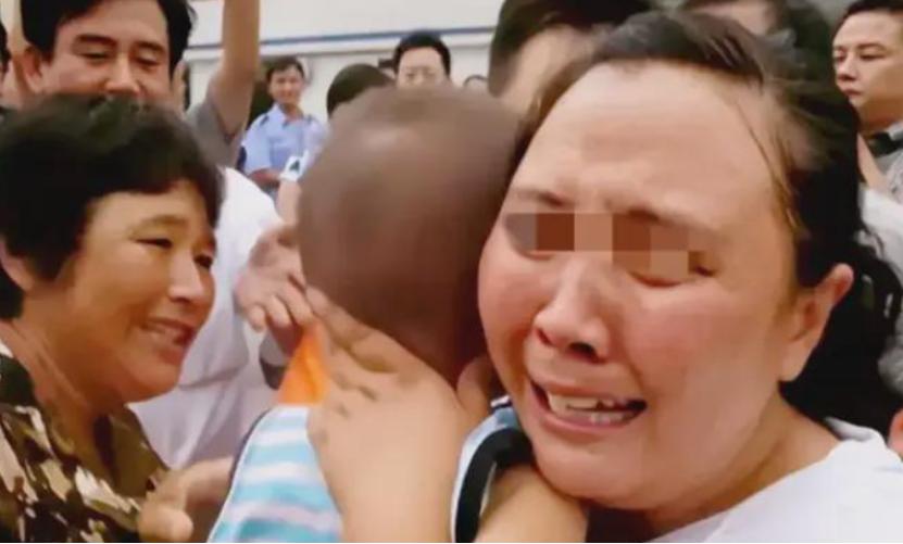 “他们抢我孩子，我怎么能不反抗！”2022年，三名人贩子光天化日之下抢孩子，孩子