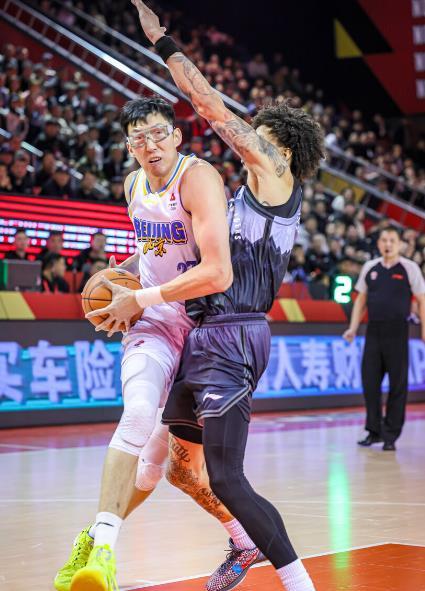 CBA联赛18日晚结束首轮最后4场比赛，广东男篮客场惜败无缘开门红，北京男篮和辽