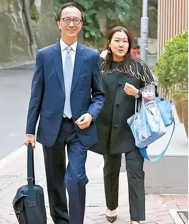 73岁的梁锦松扶着拐杖，全网都在心疼47岁的伏明霞。这根本不是悲剧，这是她赢下的