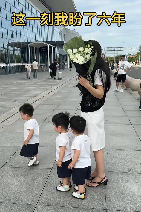 太幸福了！河南，一位服役多年的军人父亲光荣退役，刚进家门，三胞胎孩子便从屋里一拥