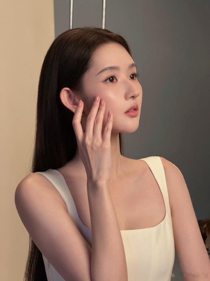 王玉雯白开水妆王玉雯白开水妆，好嫩好清透，王姐露额头好美王玉雯露额头好美