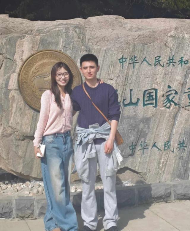 网恋奔现的第一张合照通常都不亲密，主要是因为太紧张了。
线上聊得再嗨，线下真见面