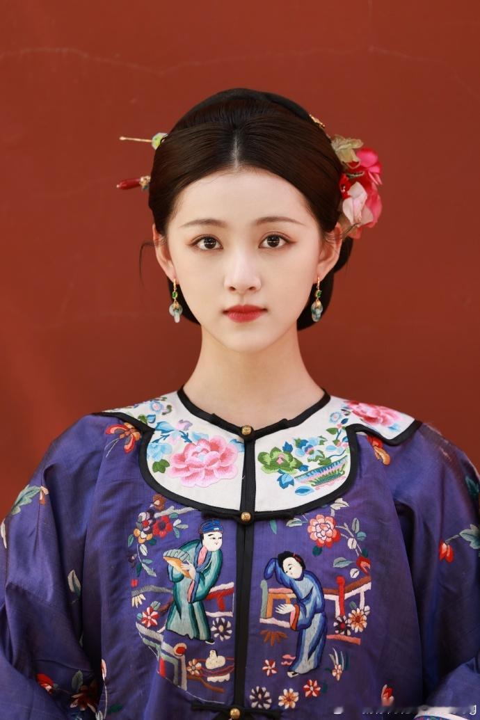 #王奕婷古装美人##王奕婷紫色清宫造型# 解锁清汉新皮肤的王奕婷，古韵十足，美到