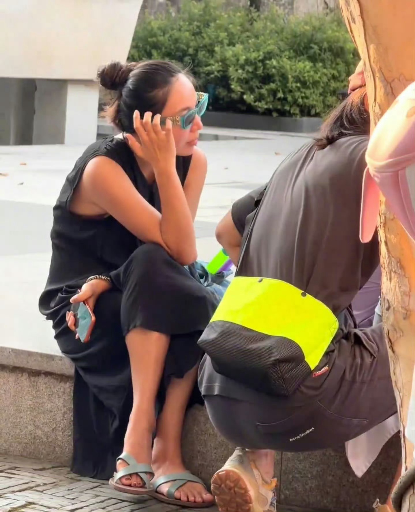 张婉婷宋宁峰感情稳定私下相处状态松弛自在，看来二人生活依旧安稳幸福。 