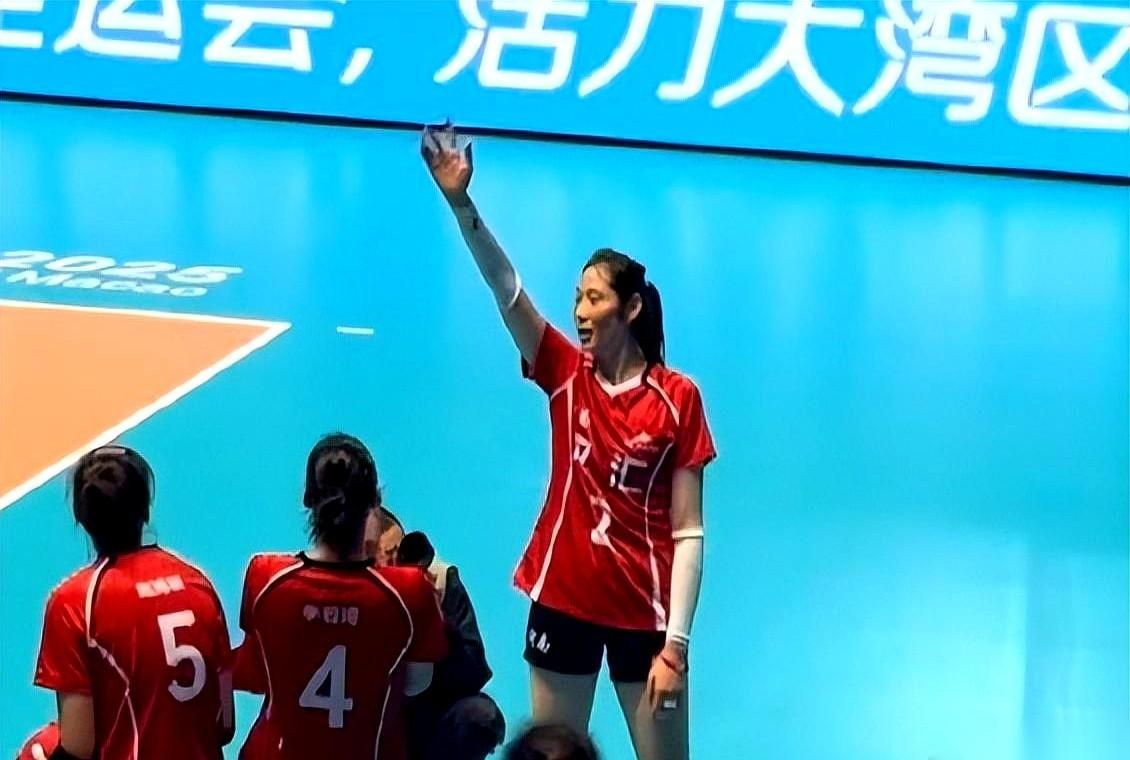 刷到朱婷在意大利联赛嘎嘎乱杀的视频，我脑子里就一个念头：
这姐们儿，不是说有伤吗