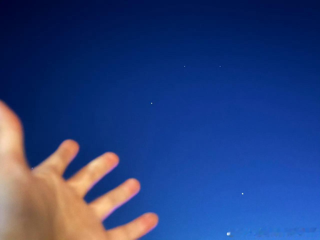丁程鑫伸手抓星星丁程鑫伸手抓星光 丁程鑫伸手抓星星⭐，好浪漫 