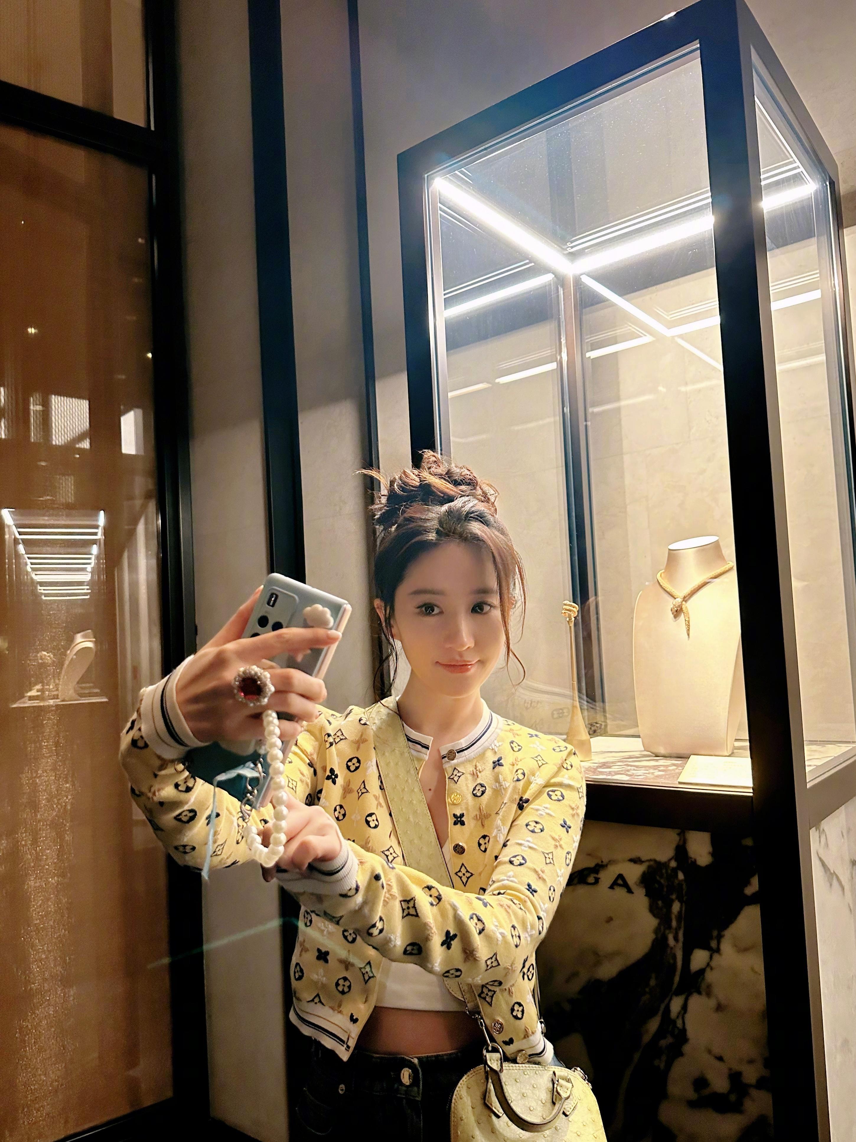 存档刘亦菲对镜自拍 帅美萌完成体🤳刘亦菲西装背头造型
