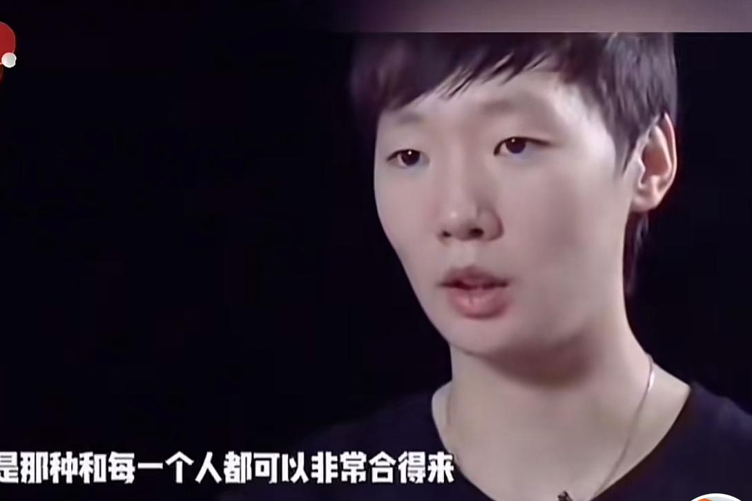 王曼昱在一次接受采访，谈及和孙颖莎的关系时表示：“我和莎莎是从小打到大的队友，咱