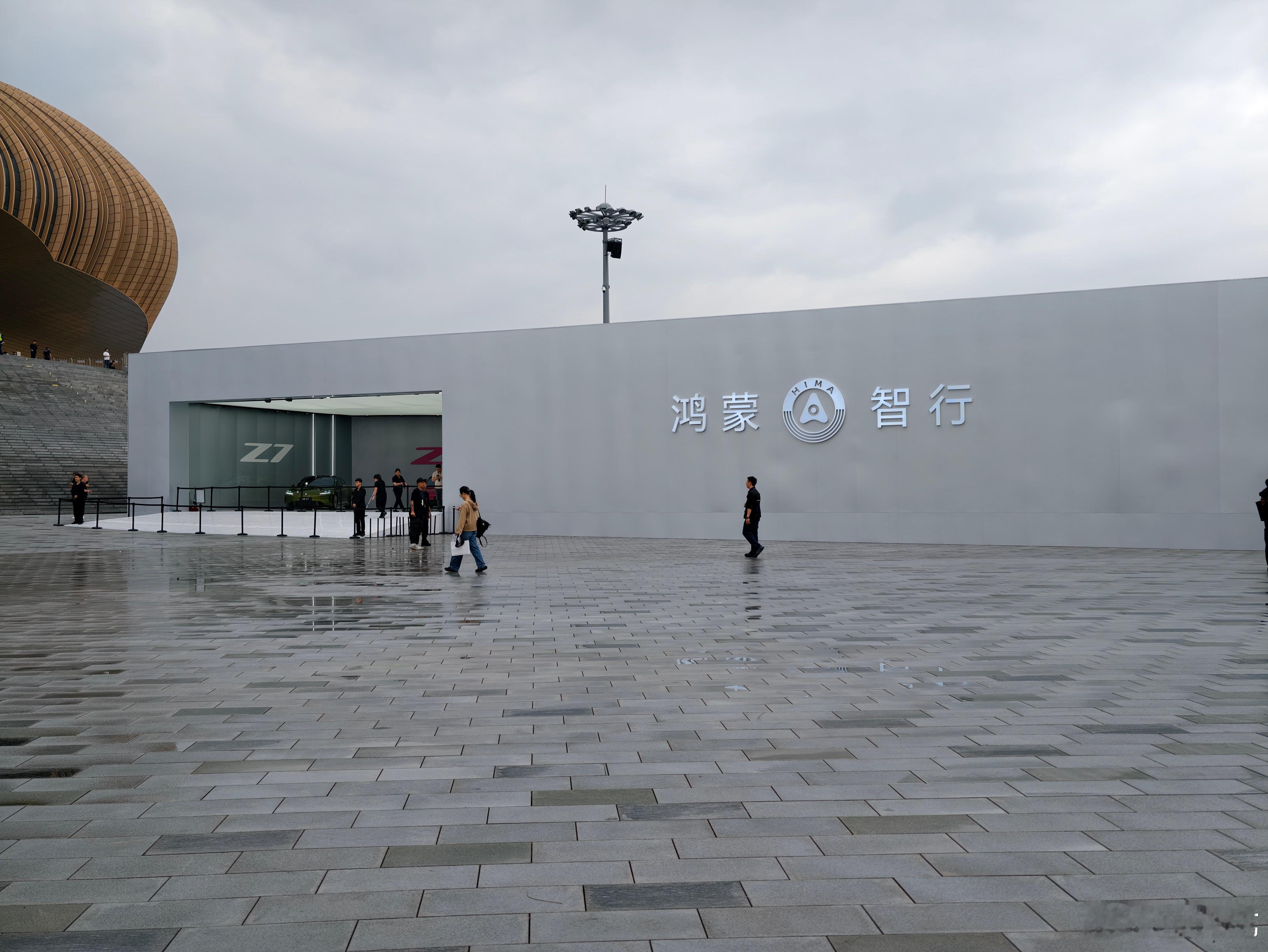 抵达华为发布会现场，今天新品有Pura 90系列、Pura X Max阔折叠以及