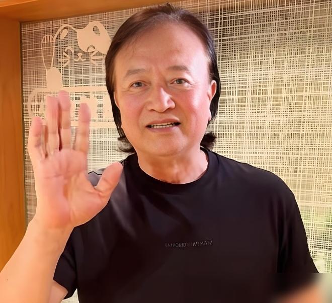 74岁刘信义近照曝光，谁敢信？这位身家过亿的大老板，当年竟跟老母亲挤一张床睡了8