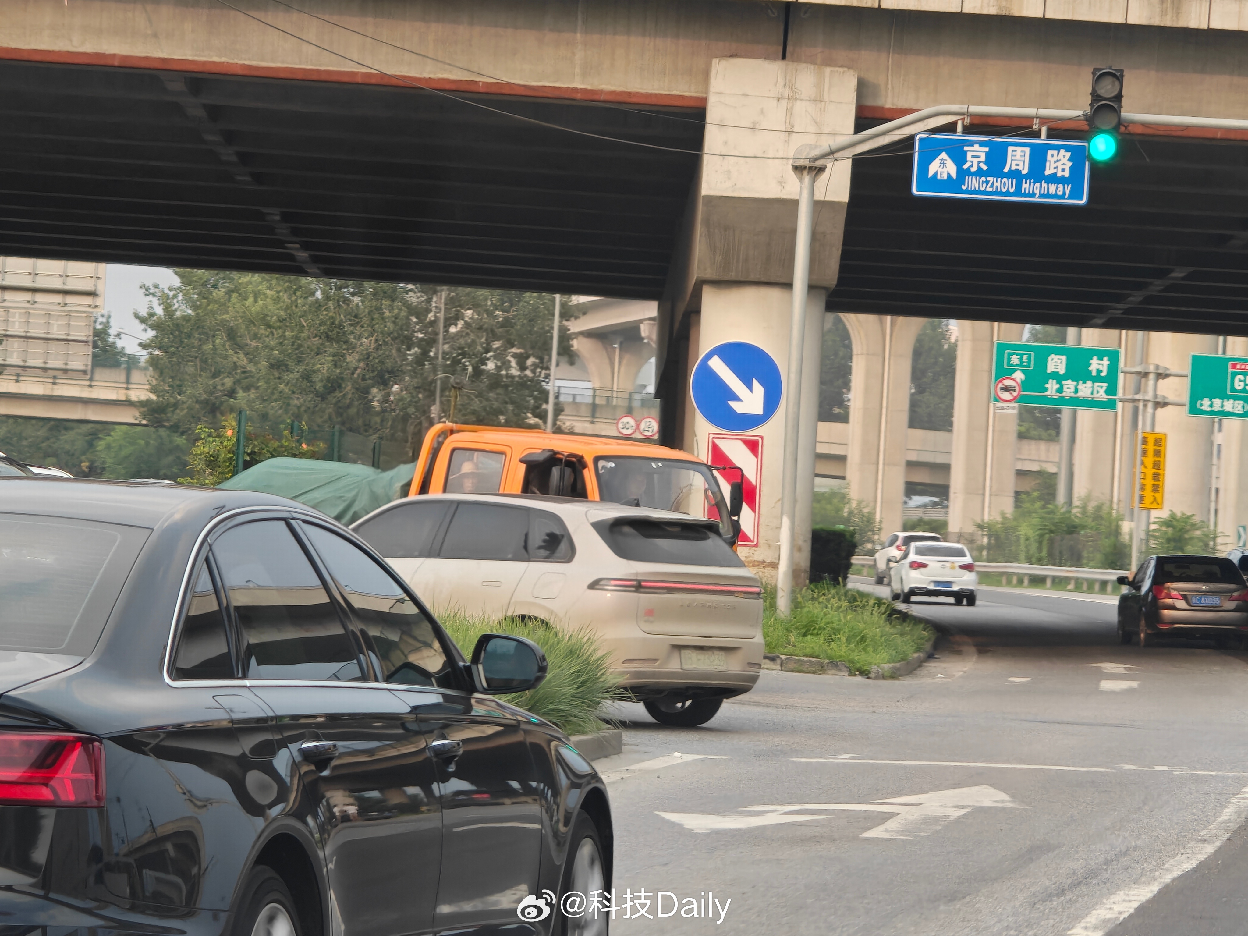 你们说这车这么脏，是懒得洗车，还是故意遮挡号牌。[喵喵][喵喵][喵喵] ​​​