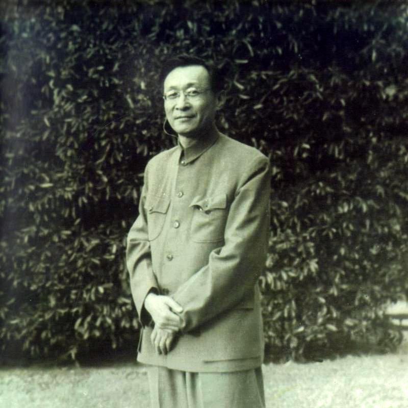 很多人翻遵义会议的参会名单，都会冒出一个疑问：当时参会的人里，政治局委员有博古、
