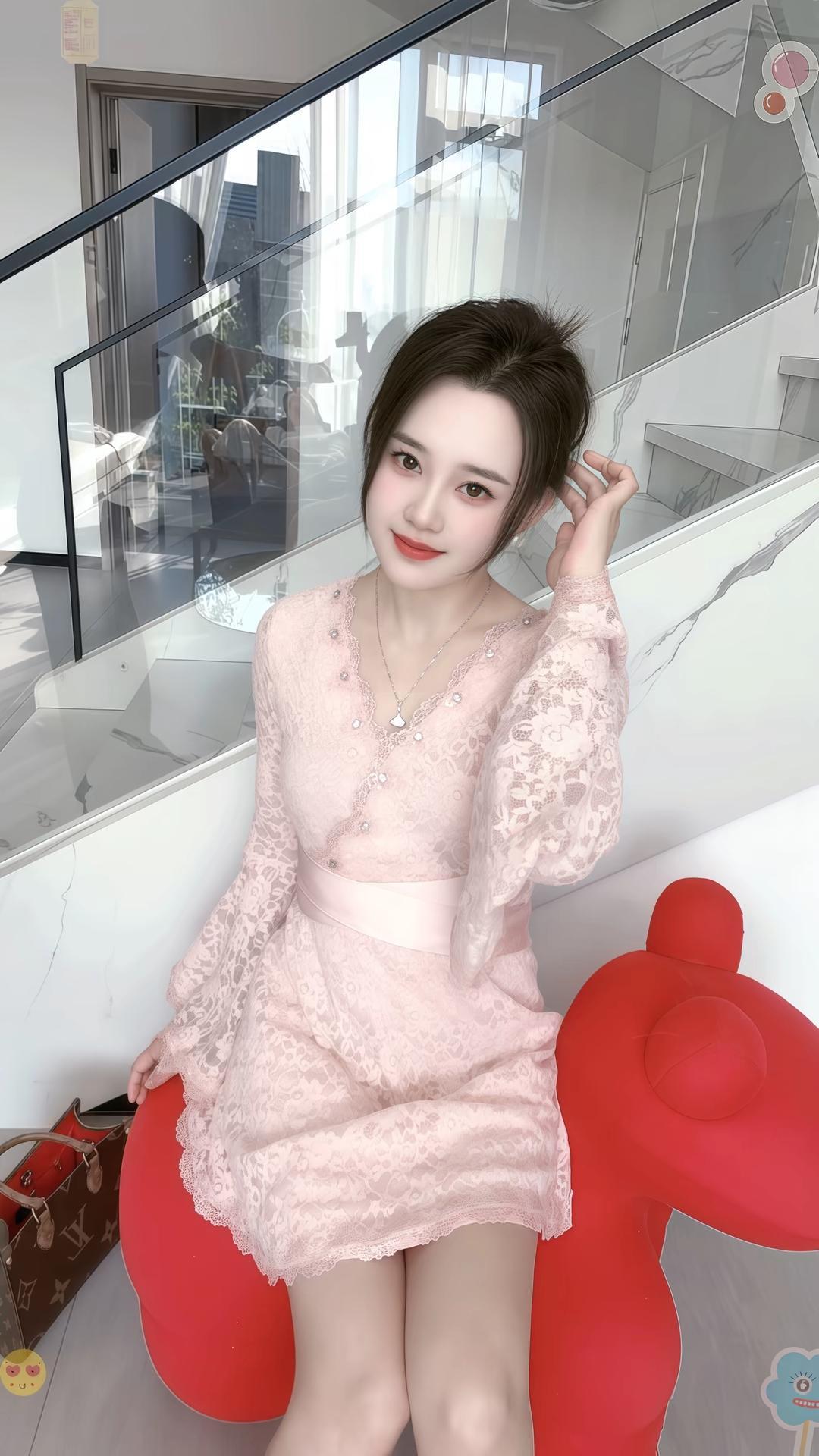 她不是凡间的女子，分明是造物主最偏心的杰作！身着樱花粉蕾丝长裙的仙子，裙料如春日