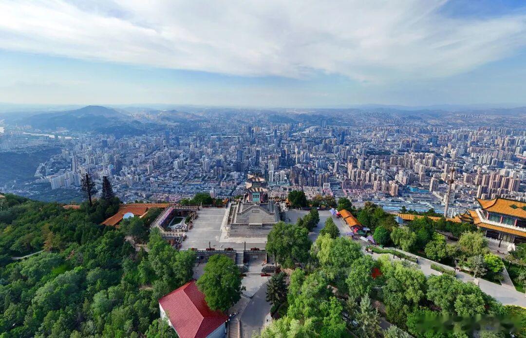 兰州藏着多处夏日清凉彩蛋驱车登上兰山三台阁，海拔抬升，气温相比市区下降 5℃左右