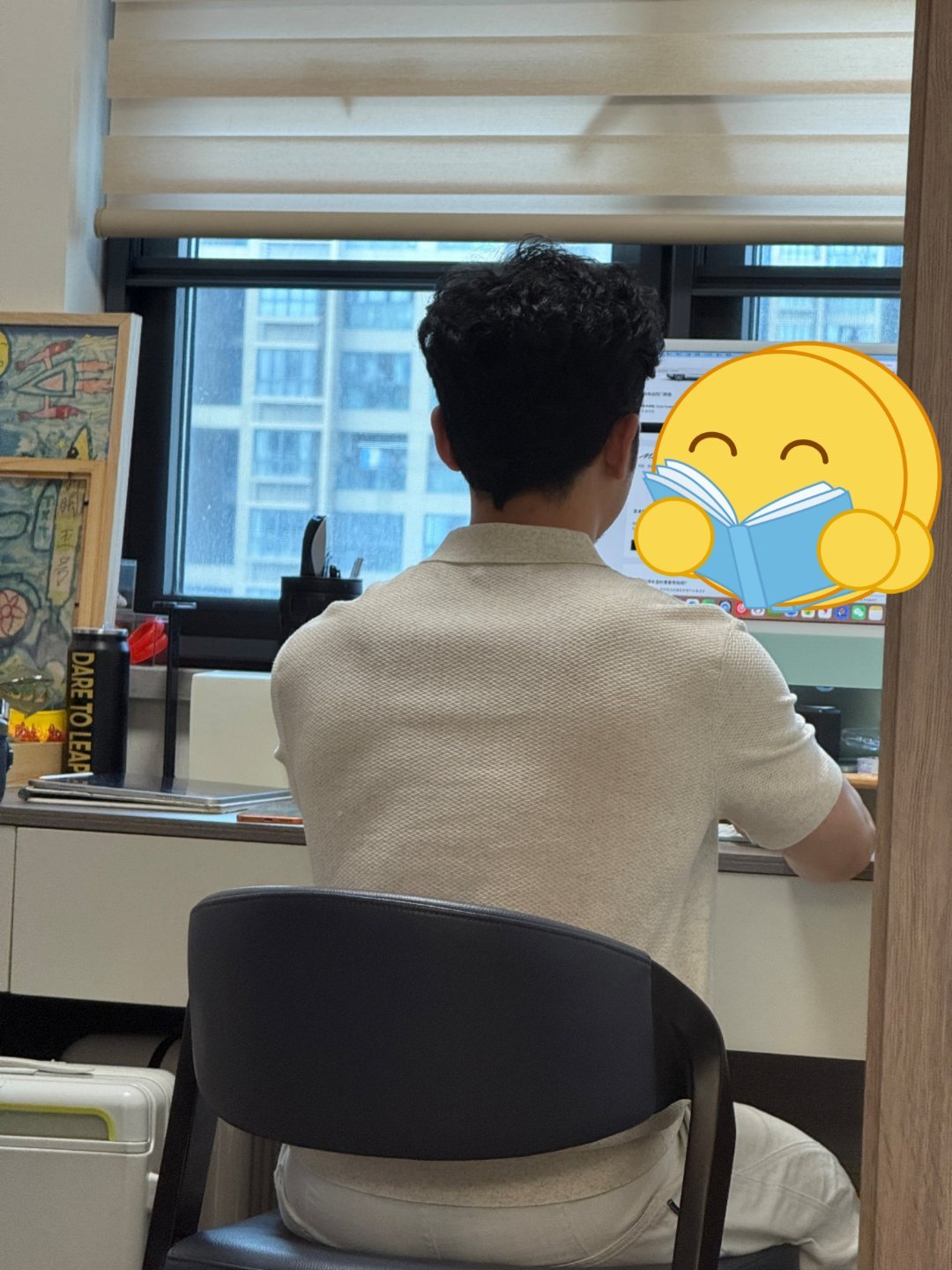拍到认真写稿子的花生 