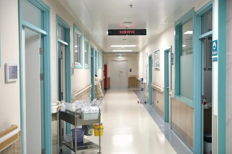 医院实行各科室承包制，将创收与绩效、年终奖挂钩，如此一来，医院已不再是纯粹救死扶