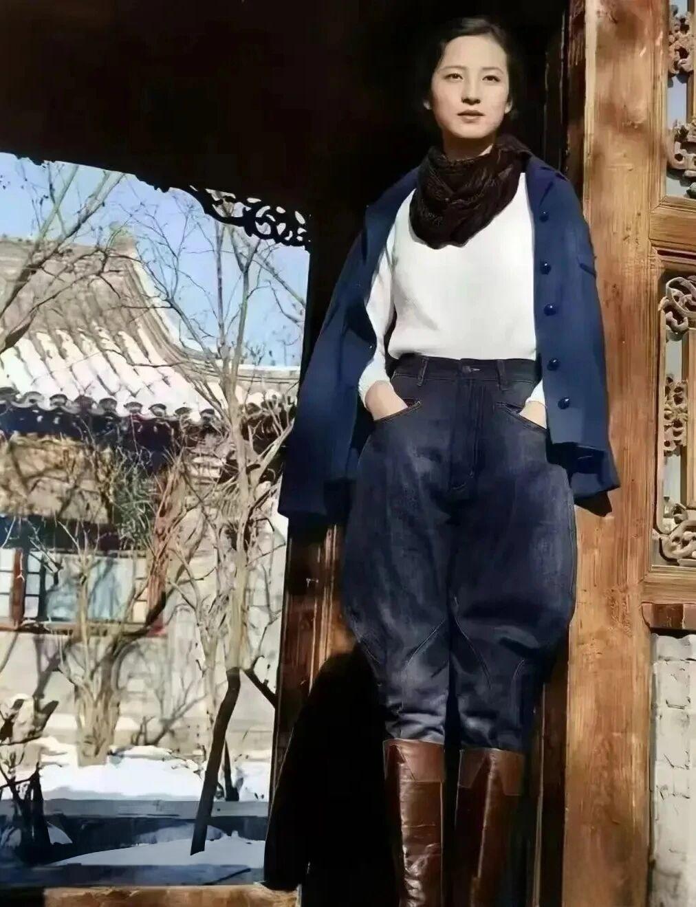 岁，她披着上衣，脚蹬长靴，双手插在裤兜里，站在北平自家门口，由丈夫为自己拍了这张