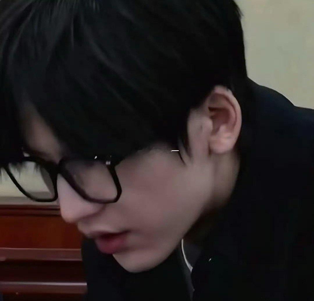 突然发现男装张泽禹长得好像张凌赫，粉丝自称楼凌赫你们觉得长的像吗