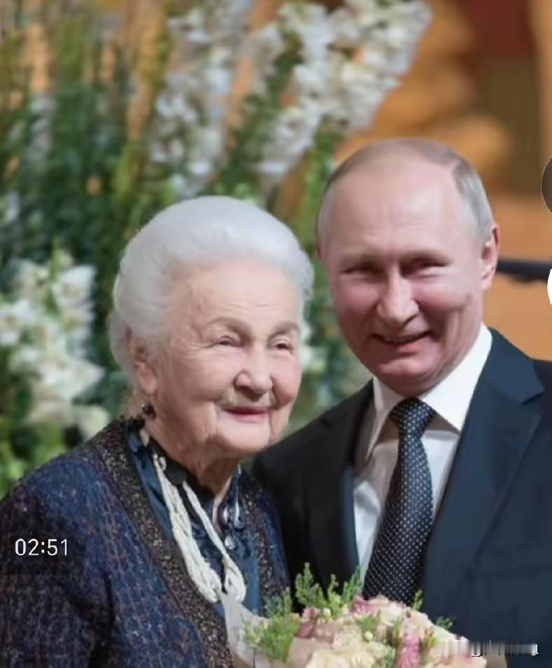 慈祥母亲和普京大帝，满满幸福感溢于言表！