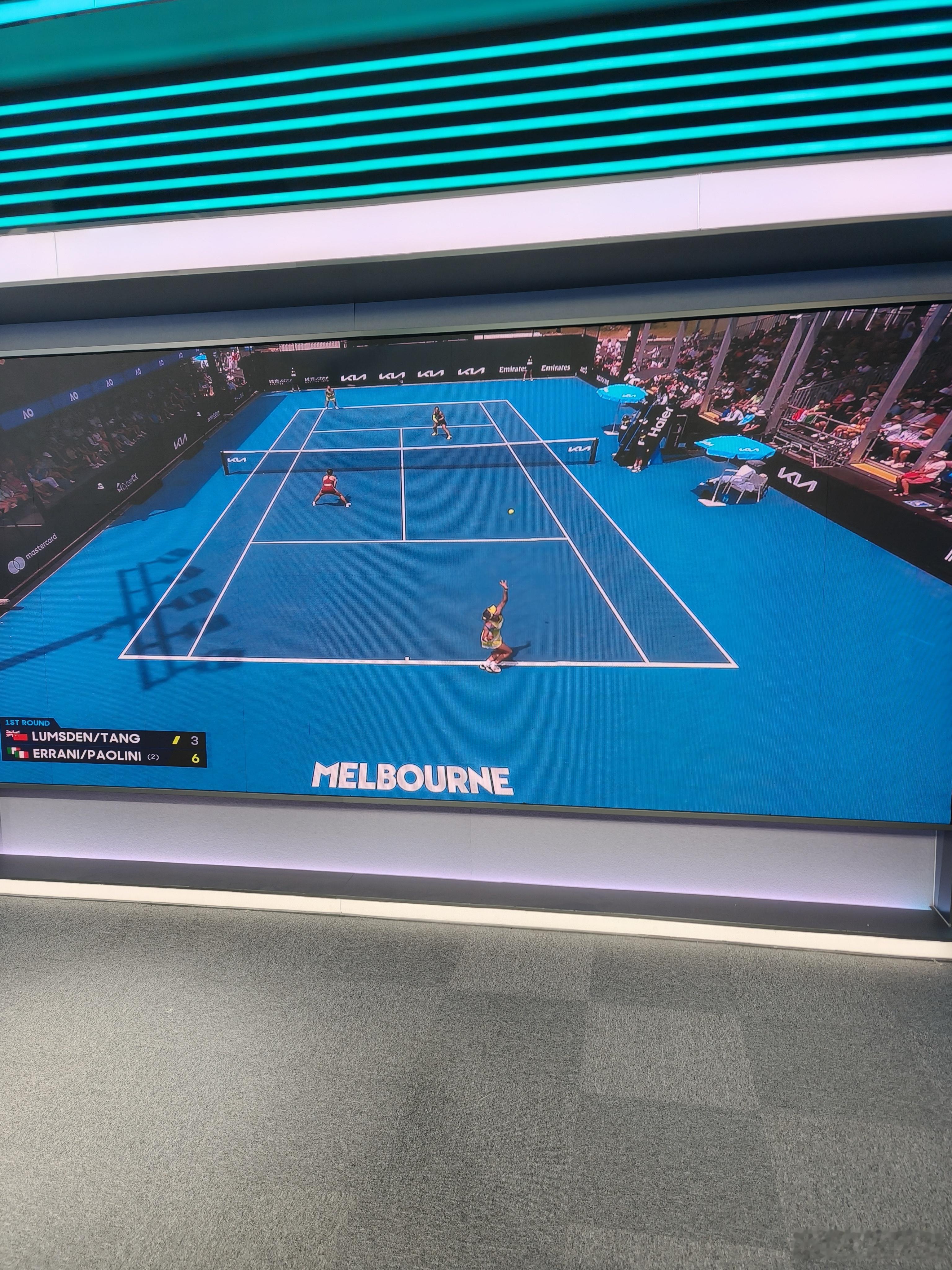 跟火老在早点铺偶遇，一起吃了顿工作早餐，现在到演播室看汤千慧前面的双打候场。澳网