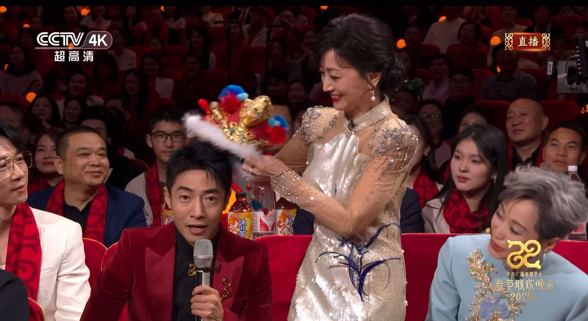 春晚段子大考  春晚 撒贝宁的十二生肖帽子已集齐十二分之四[鼓掌] 