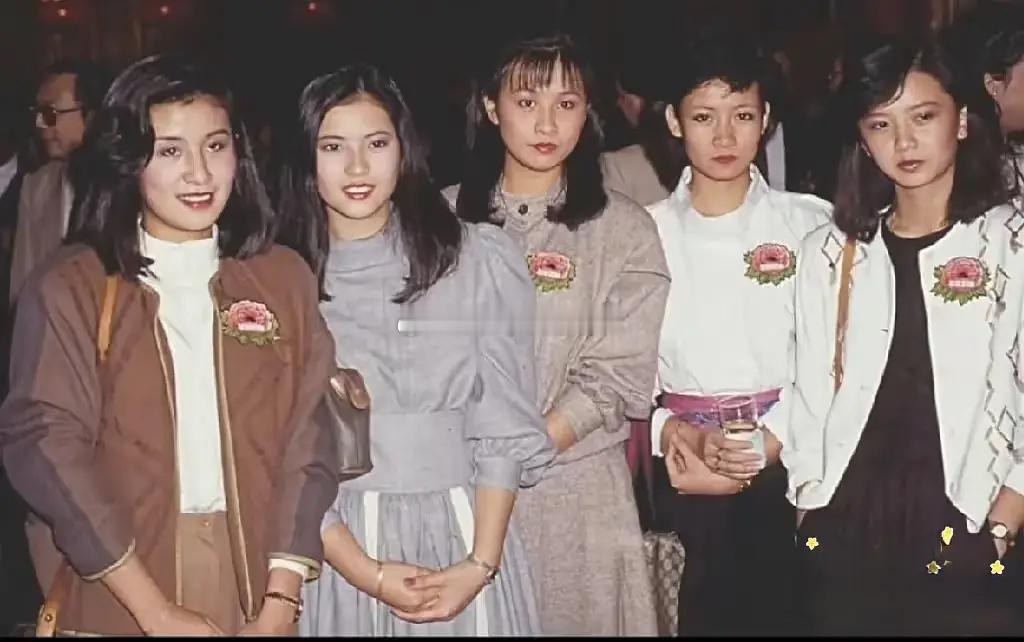 这张图完全体现瘦脸娥姐（商天娥）的颜值威力。令人有一种娥姐很有气质，入行十几年之