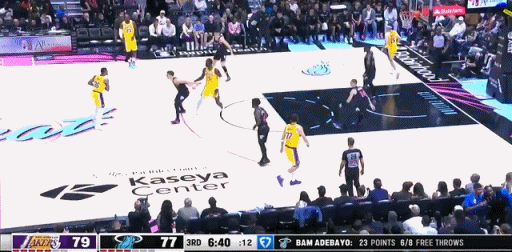 詹姆斯的助攻，小里左侧底角大空位三分进！湖人vs热火