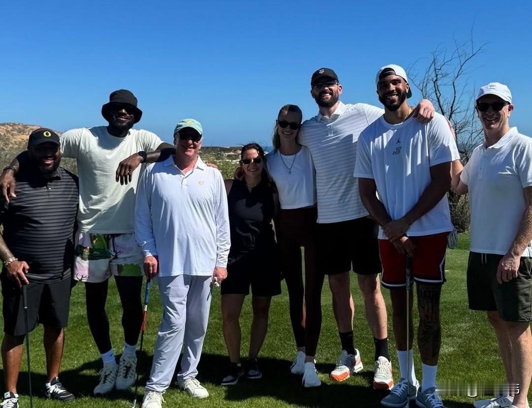 绝对的尊重！塔图姆谈老大哥詹姆斯：

“我对勒布朗是绝对的尊重。”

“他是我尊