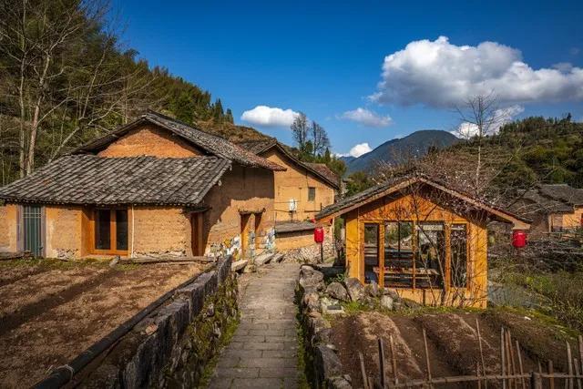 <蝶恋花·冬日村居闲景>
 
天际寒云轻似缕。村舍疏疏，瘦木临前路。
瓦上霜痕凝