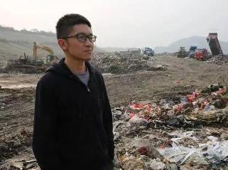 “你是不是疯了？”2011年，男子辞掉了自己年薪百万的工作到成都捡垃圾，然而让所