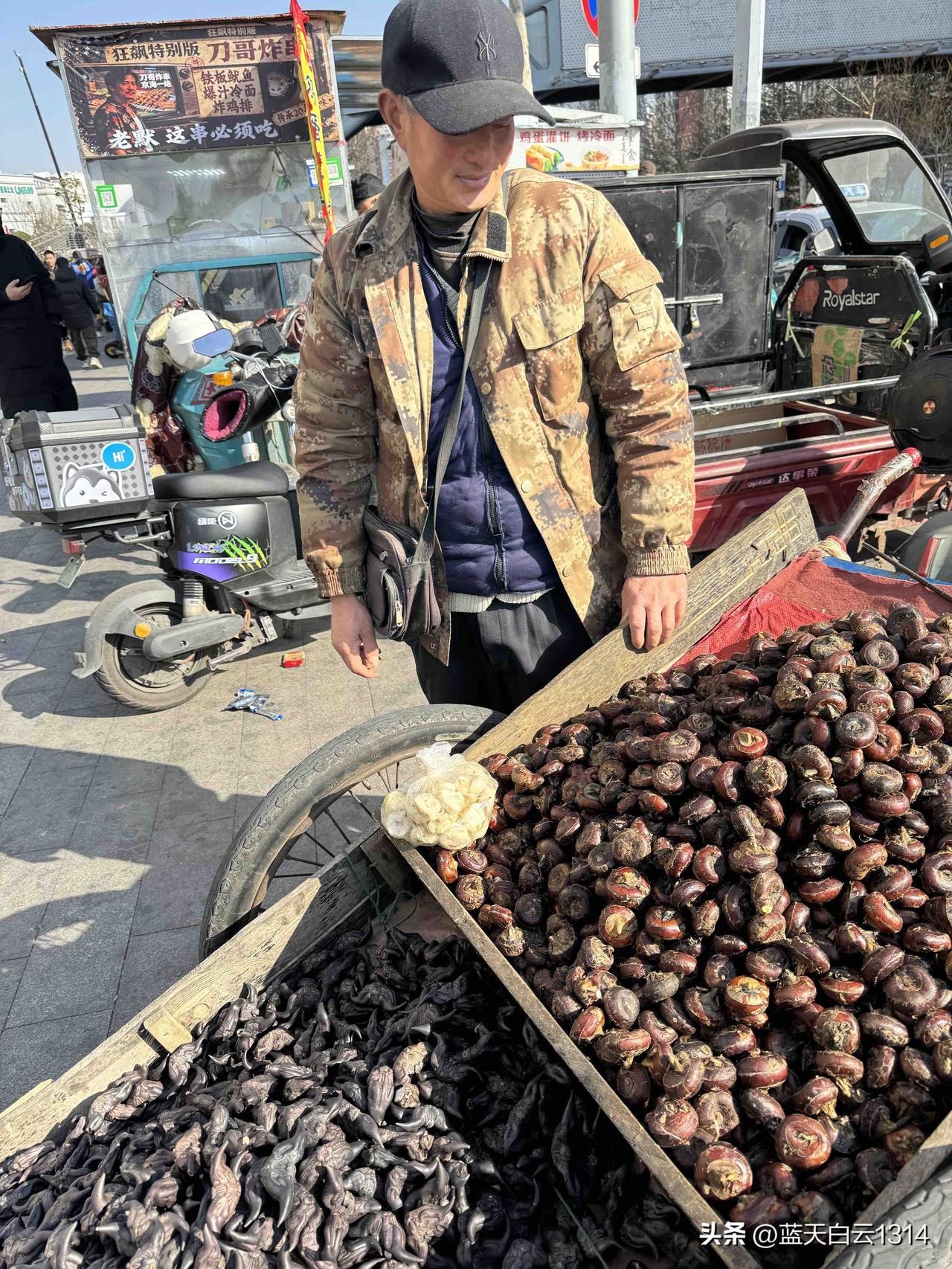 今天在山东大学齐鲁医院门前车上卖的东西，这两样东西北方还真没有，我真没见过，你们