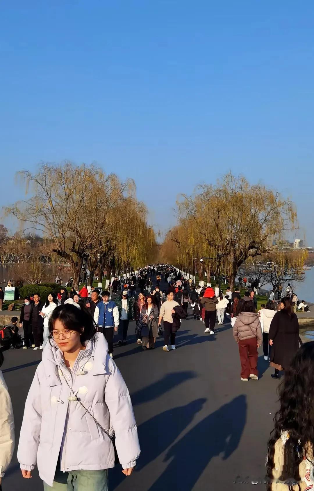 杭州西湖如今的现状可谓车水马龙，人来人往，不愧是春节。大家终于可以休息一下，来西