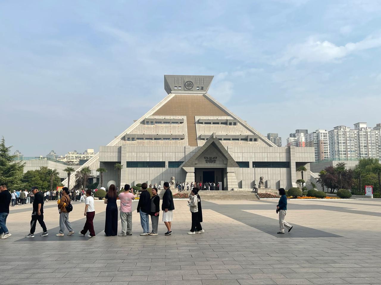 郑州随笔（6）河南省博物馆：主展馆共四层，基本陈列位于1、2、3层的10个展厅，