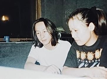 流行天后（震姐）+吉他手兼音乐制作人（卫宁哥），只可惜“爱已成为往事”…… 