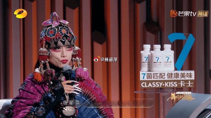 何炅被杨丽萍当场说哭 以舞蹈相见，灵魂才得以相通，杨丽萍向往山野间无拘无束的孔雀
