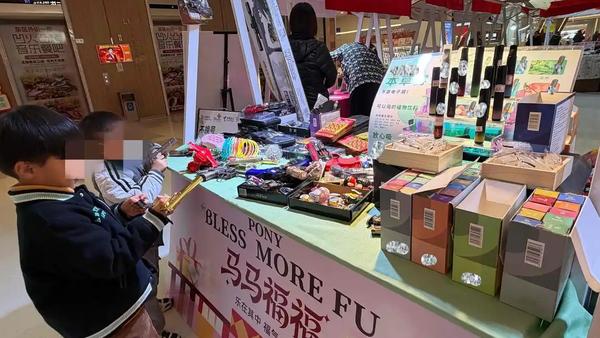 外形酷似电子烟、实则雾化吸入的“植物饮料”正悄然走红。这些产品披着“草本雾化器”
