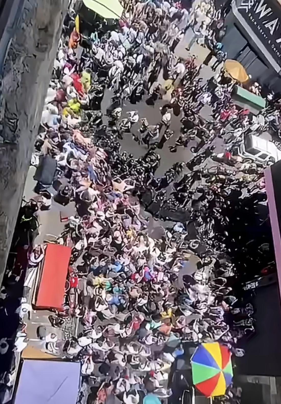 哈哈哈哈哈哈，委内瑞拉人民开始冲总统府了！敢情委内瑞拉人民才反应过来啊，反射弧太