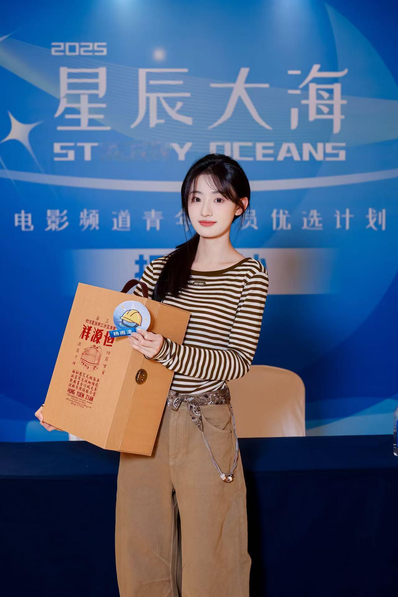 凌乱刘海也挡不住杨雨潼的灵气，看她蹦蹦跳跳跑向粉丝的样子，真是把新人美诠释得淋漓