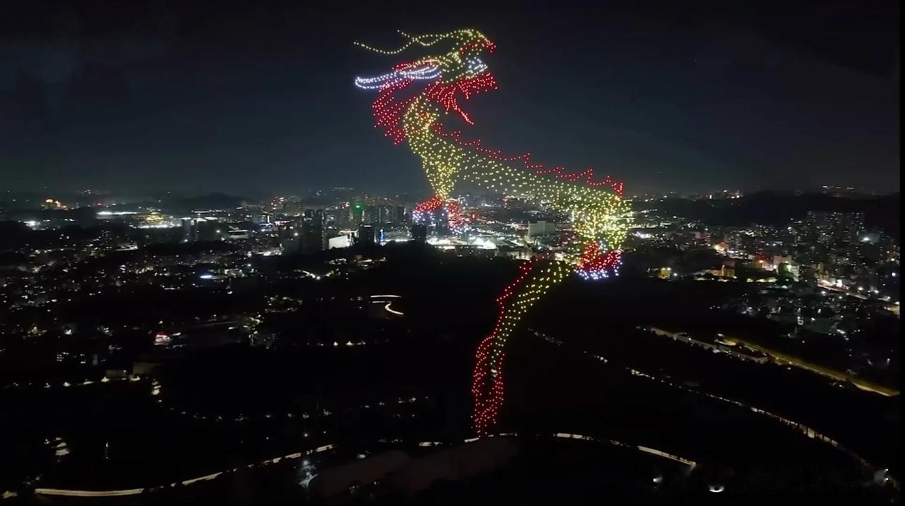 深圳今晚的夜空绚烂多彩，国庆万架无人机表演分别在福田区、罗湖区、龙岗区、龙华区和